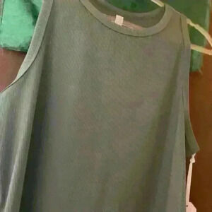 Woman’s ribbed tank top